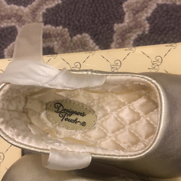 designer’s touch 6-9 month size 2 in Gold - Picture 5 of 6